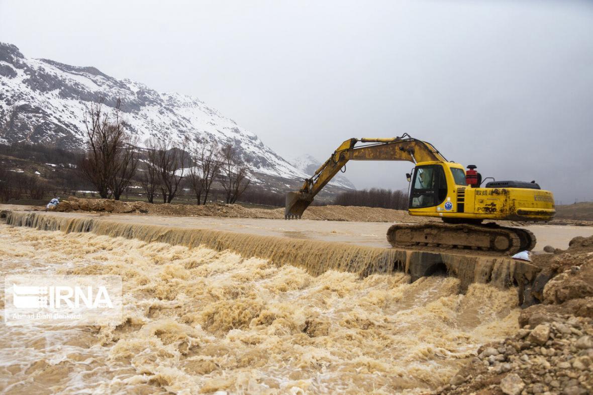 خبرنگاران آب آشامیدنی سه روستای گیان نهاوند بر اثر سیلاب قطع شد