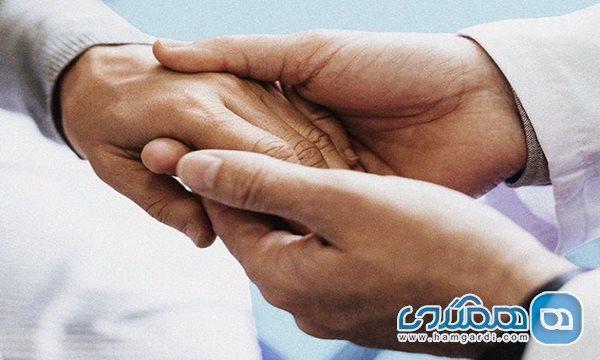 آبی شدن رنگ ناخن؛ از دلایل تا درمان آبی شدن رنگ ناخن؛ از دلایل تا درمان