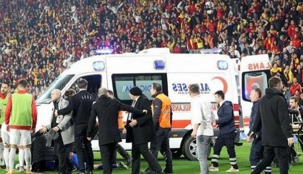 اتفاقی وحشتناک در فوتبال ترکیه؛ حمله به دروازه بان با پرچم کرنر!
