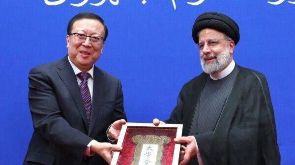 ببینید ، لحظه اعطای عنوان استاد افتخاری دانشگاه پکن به رئیس جمهور ایران
