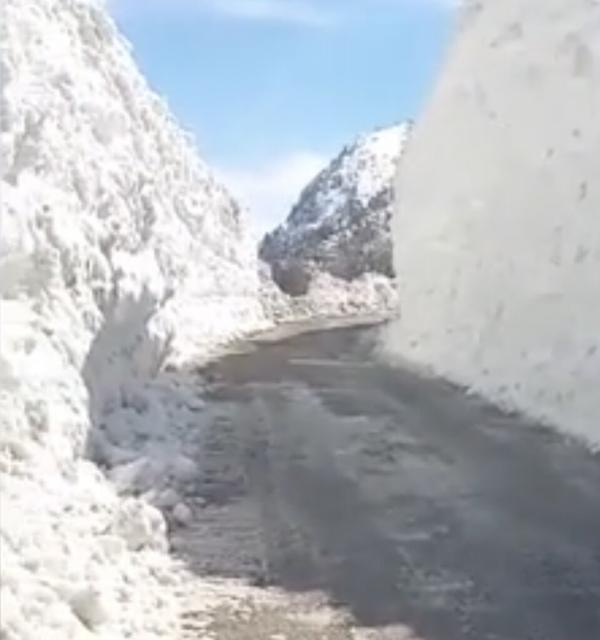ببینید ، ارتفاع 6 متری برف که راه 50 روستا را 20 روز بست ، راه ارتباطی 13 هزار نفر بالاخره امروز باز شد