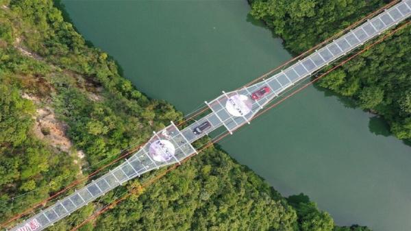 ببینید ، سفر به مرتفع ترین و طویل ترین پل معلق شیشه ای دنیا
